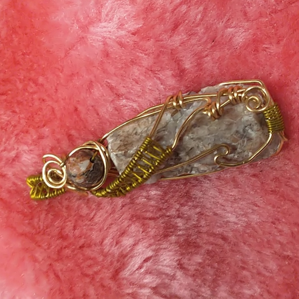 NWT Beautiful Wire Wrapped Crystal Rock Pendant